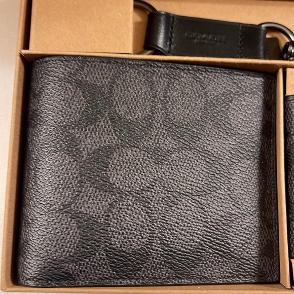1 DAY DEAL! COACH | Men’s Wallet. Gift Set, Coach Box, & Store Bag. Gift ready! - Picture 7 of 11